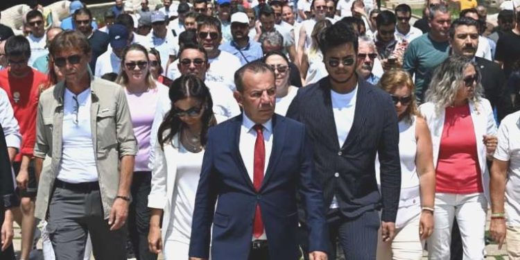 ‘Adalet ve değişim’ yürüyüşünün son günü: Tanju Özcan Anıtkabir’i ziyaret etti!