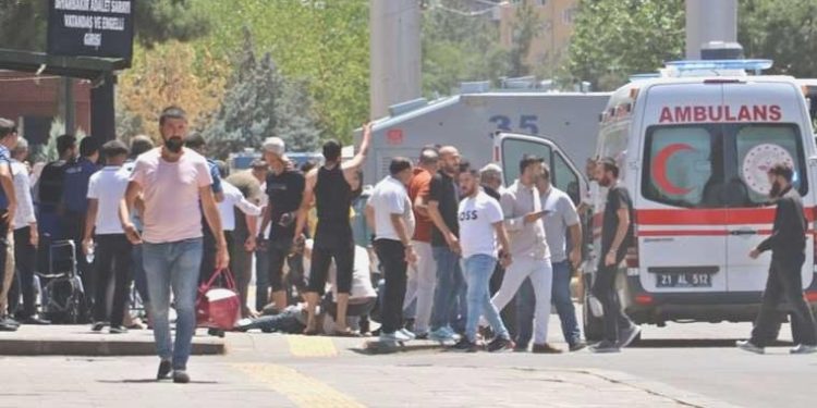 Adliye çıkışında anne ve 2 oğluna silahlı hücum: 3 yaralı