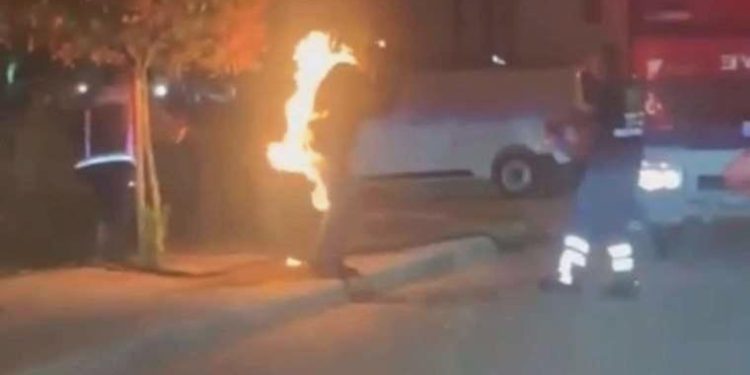 Akaryakıt dökerek kendini yakan şahıs hayatını yitirdi hayatını kaybetti