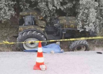 Akhisar’da traktör devrildi: Bayan yolcu hayatını kaybetti