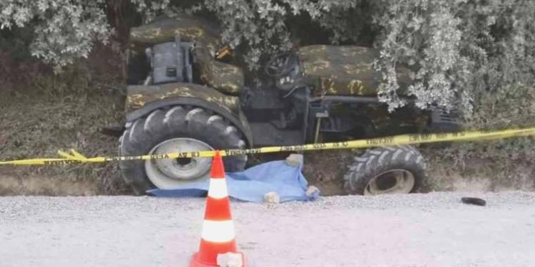 Akhisar’da traktör devrildi: Bayan yolcu hayatını kaybetti