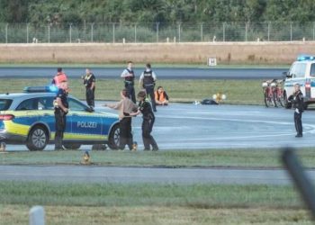 Almanya’da iklim aktivistleri, hava trafiğini aksattı