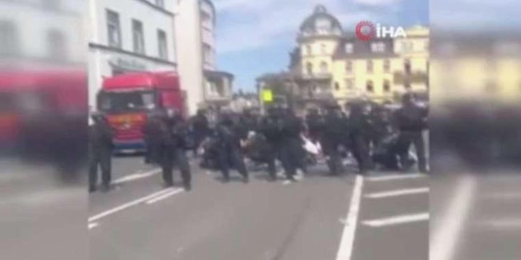 Almanya’da şenlik karıştı: 26 polis yaralandı