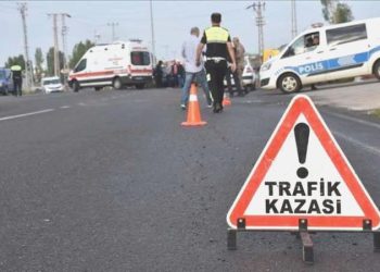 Amasya’da araba bariyere çıktı: Birebir aileden 4 kişi yaralandı!