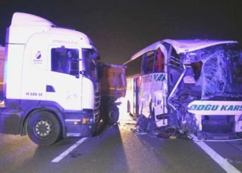 Anadolu Otoyolu’nda tır ile yolcu otobüsü çarpıştı: 18 yaralı