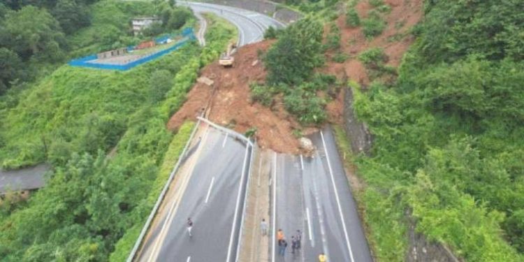 Ankara İstanbul TEM otoyolu büsbütün trafiğe kapandı: Karadeniz bölgesi için çok yağış uyarısı var