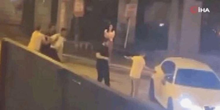 Ankara’da sokak ortasında hengame: Tekme tokat birbirine girdiler