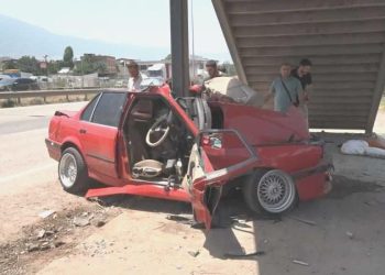 Araba üst geçit ayağına çarptı: 2 kardeş ağır yaralı!