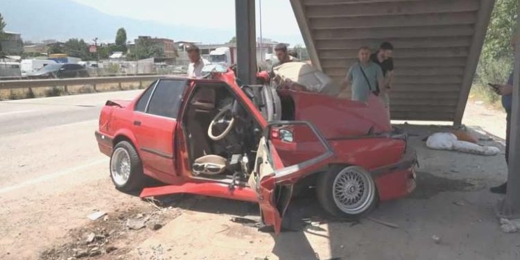 Araba üst geçit ayağına çarptı: 2 kardeş ağır yaralı!