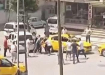 Arnavutköy’de demir sopa ve yumruklu ‘yol verme’ arbedesi