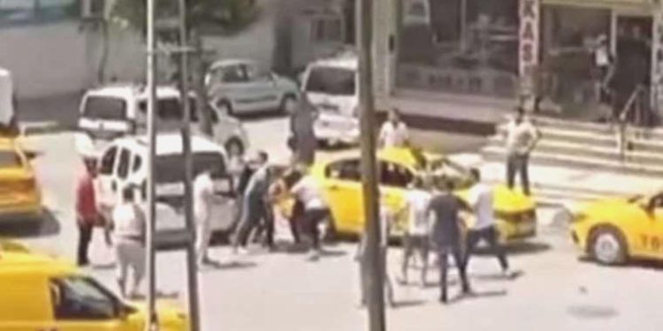 Arnavutköy’de demir sopa ve yumruklu ‘yol verme’ arbedesi