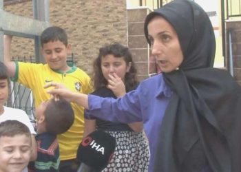 Arnavutköy’de farklı olay! Çamaşır sulu sıvıyı çocukların üzerine attı
