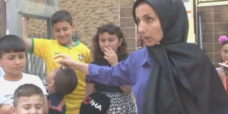 Arnavutköy’de farklı olay! Çamaşır sulu sıvıyı çocukların üzerine attı