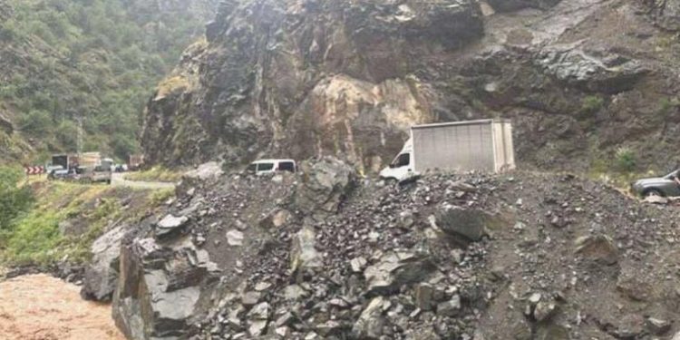 Artvin- Şavşat karayolunda heyelan!