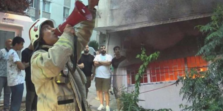 Avcılar’da mahallelinin yangın isyanı: ‘İçeride uyuşturucu kullananlar var’