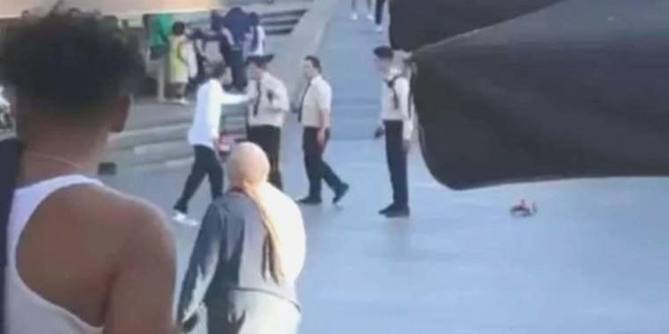 AVM’de bıçaklı saldırgan paniği: Güvenlik vazifelisi yaralandı