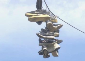 Bağcılar’da tellere asılı ayakkabılar merak konusu oldu