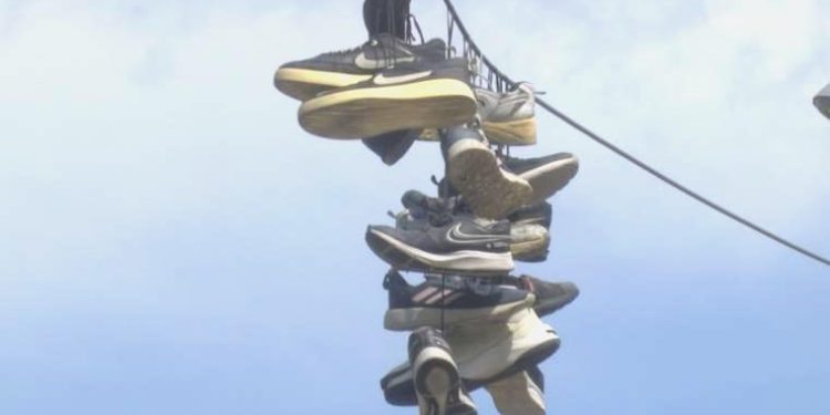 Bağcılar’da tellere asılı ayakkabılar merak konusu oldu