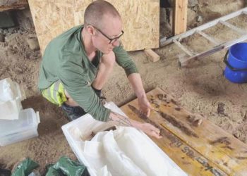 Bahçede hafriyat yaparken 1100 yıllık Viking savaşçısı mezarı keşfetti