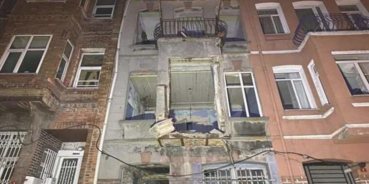 Balat’ta 3 katlı metruk binanın balkonu çöktü