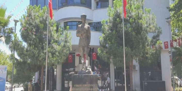 Balyozla Atatürk heykeline saldırmıştı… Gözaltına alındı!