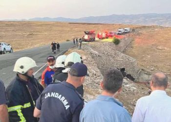 Batman’da şarampole yuvarlanan kamyon yandı: 4 meyyit, 2 ağır yaralı