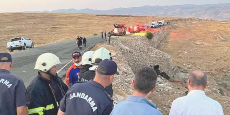 Batman’da şarampole yuvarlanan kamyon yandı: 4 meyyit, 2 ağır yaralı