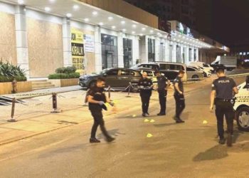 Beylikdüzü’nde motosikletli saldırgan galeriye kurşun yağdırdı