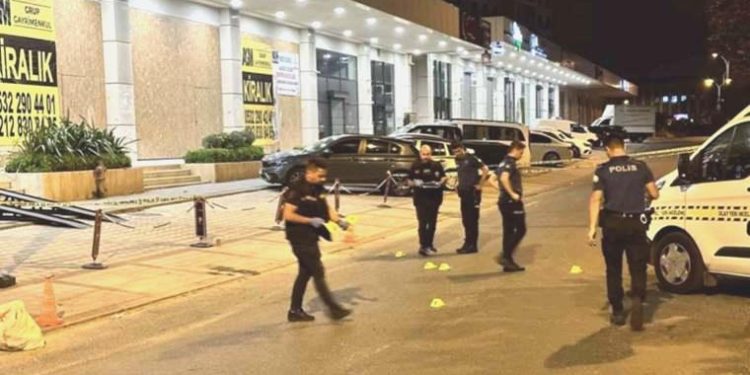 Beylikdüzü’nde motosikletli saldırgan galeriye kurşun yağdırdı