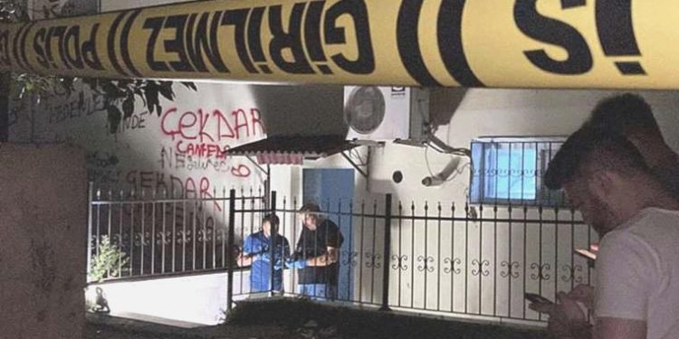 Beyoğlu’nda bir binanın bahçesinde meydana gelen patlama paniğe neden oldu