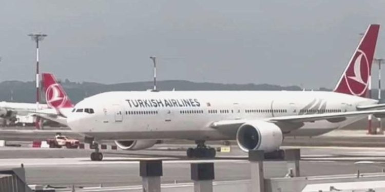 Blue kümesinin solisti Lee Ryan THY uçağında olay çıkardı: Arbede yaşandı