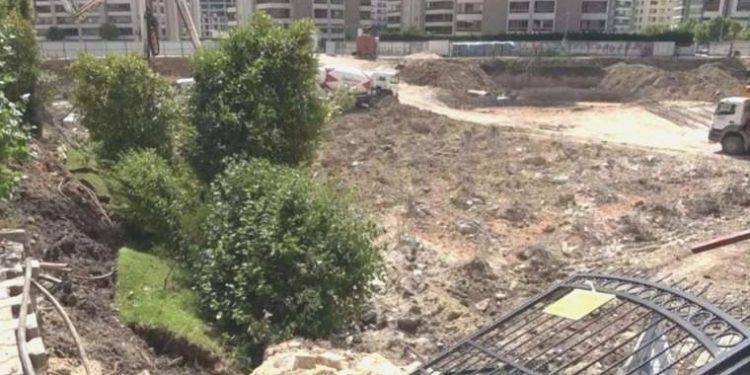 Bursa’da 16 katlı binanın bahçe duvarı çöktü!