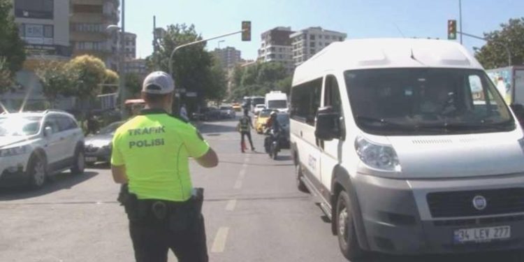 Ceza yiyen minibüs sürücüsünden pişkin savunma: ‘Mor ışıkta geçtim’