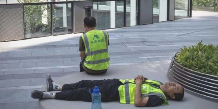 Çin çok sıcaklar nedeniyle açık alanda çalışmayı yasakladı