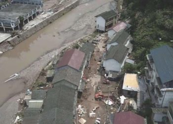 Çin’de şiddetli tufan: Araçlar sele kapıldı