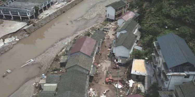 Çin’de şiddetli tufan: Araçlar sele kapıldı