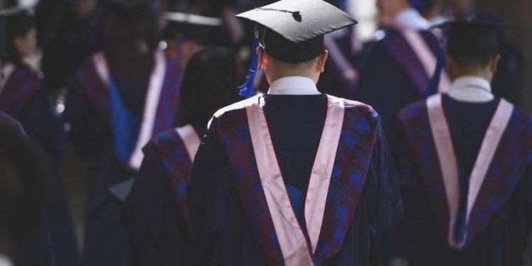 Çin’in ‘tam vakitli çocukları’: Çok çalışmaktan ya da işsizlikten bunalan gençler, ailelerinin bakımını üstleniyor