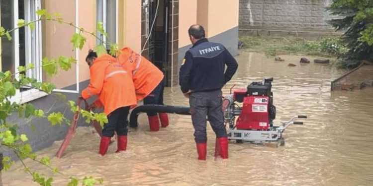 Çorum’u sağanak vurdu: Su baskınları meydana geldi