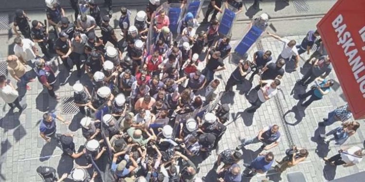 Cumartesi Anneleri’ne yeniden gözaltı: Milletvekilleri Şık ve Tanrıkulu’na polis ablukası!