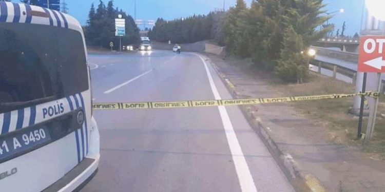 D-100 Karayolu üzerinde kaldırıma bırakılan cisim polisi alarma geçirdi