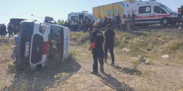 Dehşetli kaza… Yolcu minibüsü ile kamyon çarpıştı: 12 yaralı!