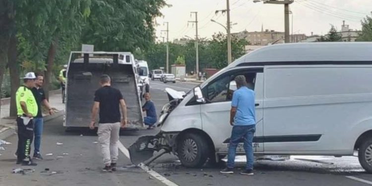 Diyarbakır’da iki minibüs baş başa çarpıştı: Çok sayıda yaralı!