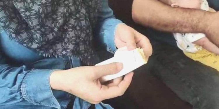 Doğduğundan beri ağlayan bebeğin bedeninde enjektör iğnesi çıktı