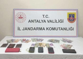 Dolar ve gümüş kolye hırsızlığı yapan 3 kişi yakalandı