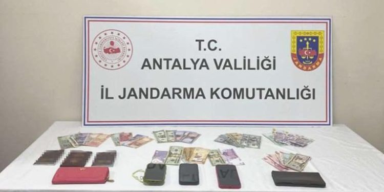 Dolar ve gümüş kolye hırsızlığı yapan 3 kişi yakalandı