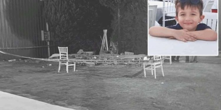Düğün salonundaki dekorun altında kalan 5 yaşındaki çocuk öldü
