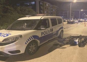 Düzce’de ‘dur’ ihtarına uymayan arabanın çarpması sonucu 1’i polis 3 kişi yaralandı
