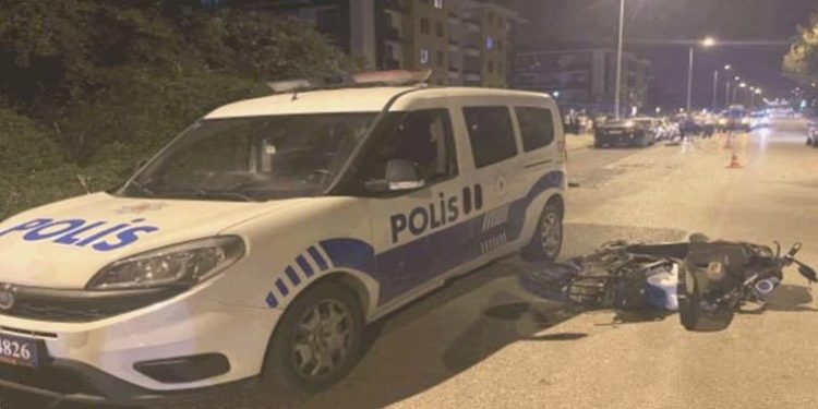 Düzce’de ‘dur’ ihtarına uymayan arabanın çarpması sonucu 1’i polis 3 kişi yaralandı