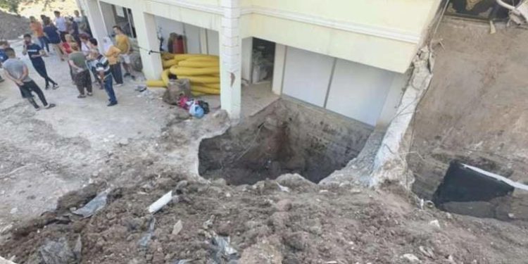 Elazığ’da binaya yalıtım çekmek isteyen personel göçük altında kaldı