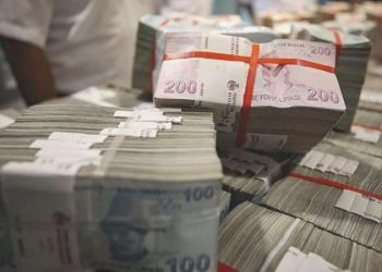 Enflasyon karşısında deva arayan yurttaş kart ve kredilere yüklendi: Faiz borçları kar topu üzere